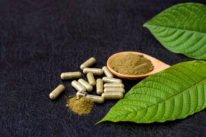 kratom leaves and powder showing the ideal and right amount of kratom vape dosage.